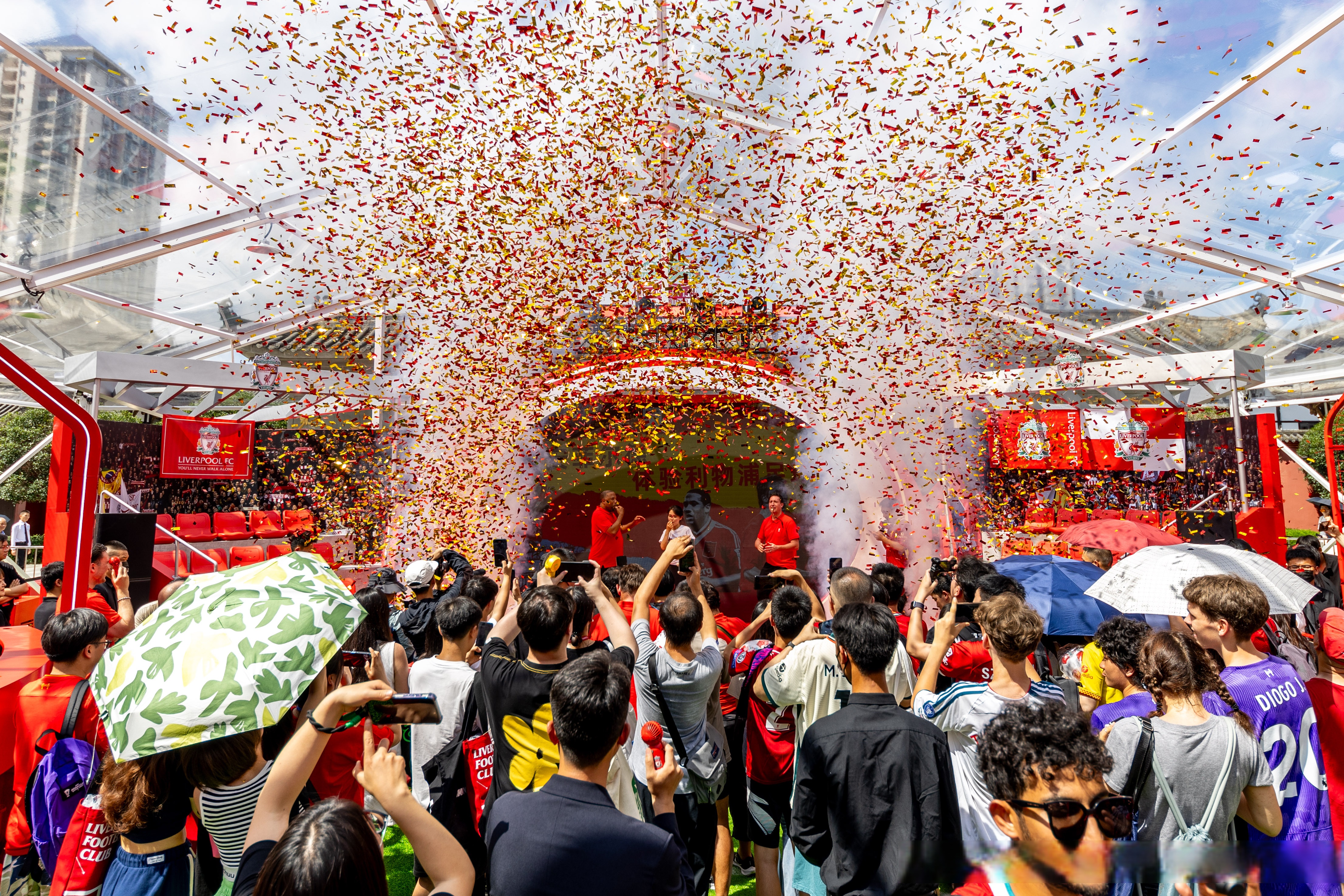 运动场上的激战如火如荼,观众热情高涨的简单介绍 运动场上的激战如火如荼,观众热情高涨的简单介绍