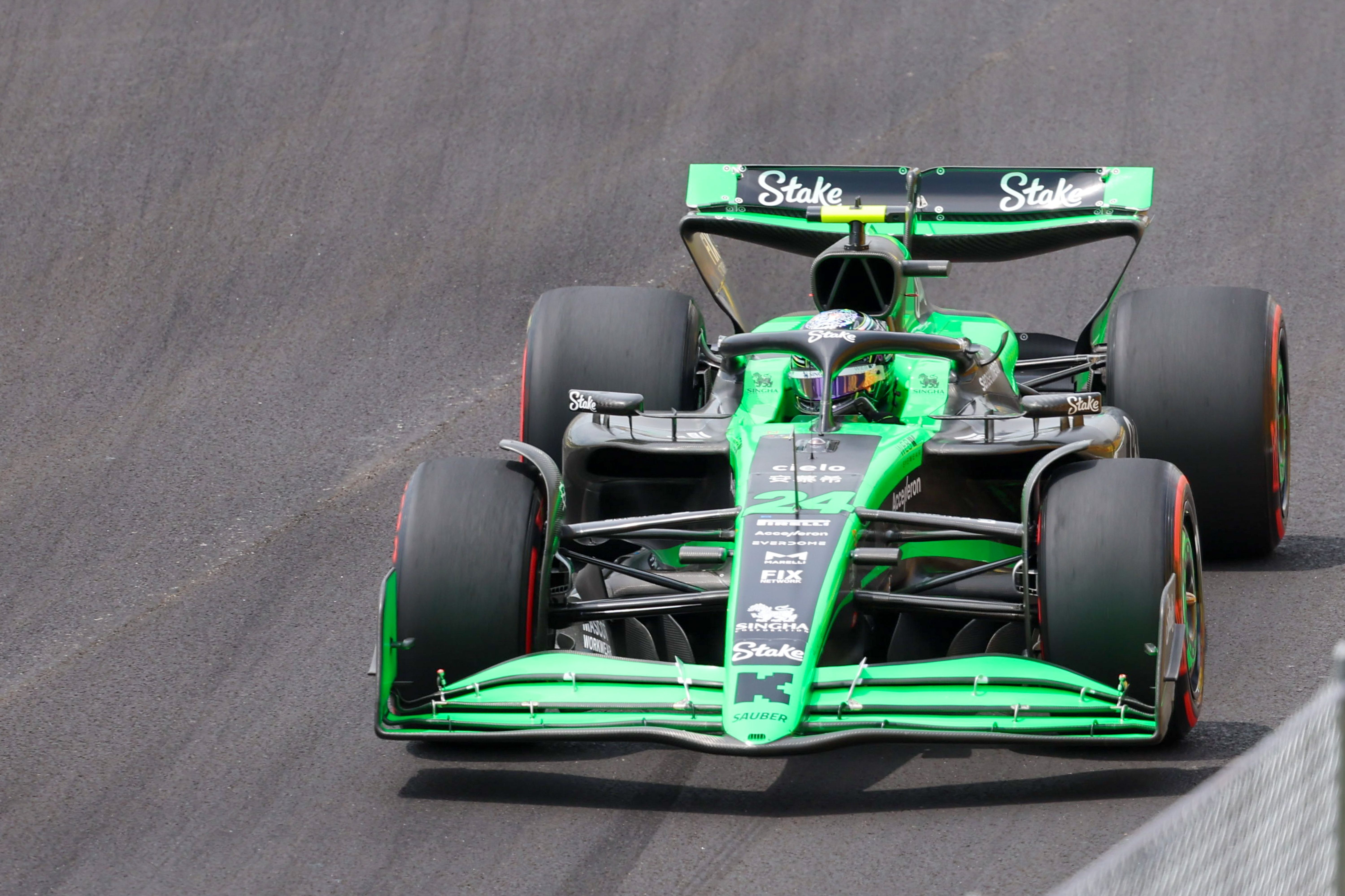 关于梅赛德斯鏖战索伯车队，周冠宇扛起全队的信息